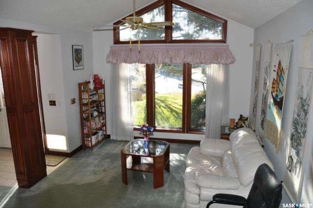 近1万尺超大地块，Erindale小区最佳路段，安静私密。前样板间，2123尺两层独立屋出售。4房4卫。功能性极好格局，双客厅，双餐厅（含正餐厅）。9-10尺层高。主卧洗手间带按摩浴缸。地下室完整装修有一厅一房一洗手间。可步行至小学，公园等。挂牌价格：$499000。 - 4