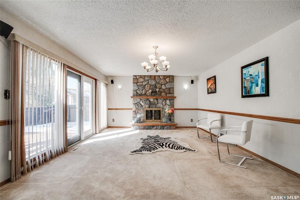 Wildwood小区最佳路段安静私密且便利，步行至8街Central Mall，近小学。2267尺独立屋占地10096尺 出售。5房4卫，3个大厅/活动空间，2个餐厅，二楼有4个卧室，地下室完全装修。大量更新升级：锅炉，热水器，不锈钢家电，瓦片，软水机，换风系统，部分窗户，厨房 - 7