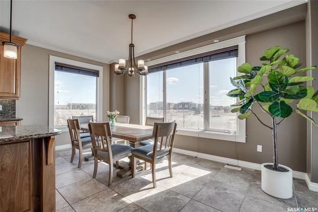 Willowgrove小区2263尺地下室步出式独立屋出售；近7000尺地块背靠小学超大绿地，无遮挡视野，步出式地下室，朝南采光极佳步行百米至小学购物高中等设施。高档装修全地热系统。楼层高，实木地板，胡桃木橱柜，大理石台面，三角按摩浴缸，吸顶音响，加大车库，保养好，格局佳，二楼另 - 9