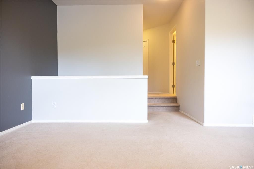 Arbor Creek小区 1364尺双车库联排边户出售。背靠绿地公园。位置安静便利。附近有小学，高中。多窗户大客厅，二楼2个大卧室外加一个大多功能厅。地下室装修有1活动厅带窗户外加完整洗手间。新换瓦片，刷漆，车库门 ，地板，部分家电。挂牌价格 $329900。详情联系Royal - 20