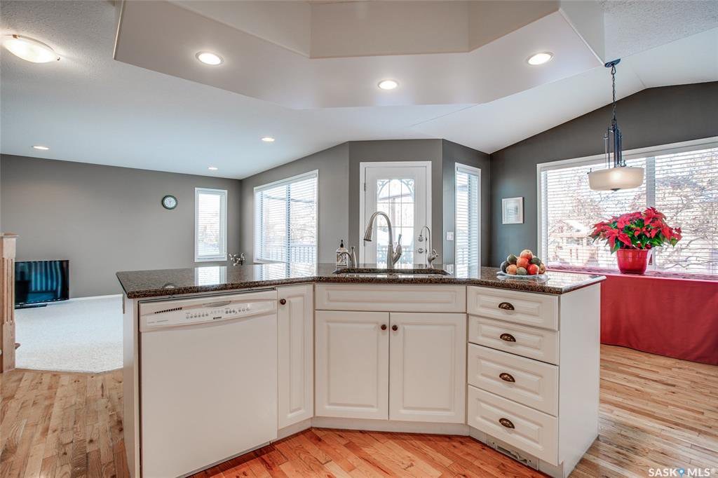 Arbor Creek小区 1925尺5房4卫独立屋出售。面朝公园好景色。位置安静便利。附近有小学，高中。多窗户大客厅，厨房石头台面，实木地板装修。二楼4个大卧室（其中一个超大卧室可作为多功能厅）。地下室完全装修有1房2厅，大窗户。新换瓦片，全新刷漆。另有独立私密后院和独立出入口 - 6