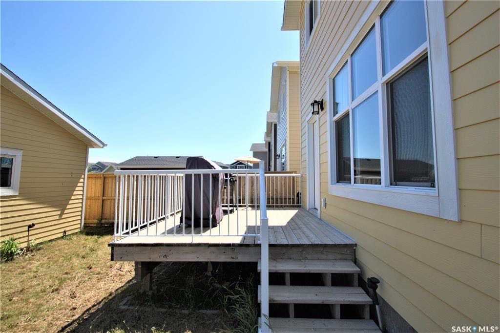 状况如新，rosewood小区接近1400尺独立屋出售，2015年建，高档装修，一楼9尺层高，高档合成板地板，理石台面，不锈钢家电，二楼3大卧室，主卧带完整洗手间，地下室未装修但有独立出入口。后院完成大露台外加加大双车库。挂牌价格：359900 - 6