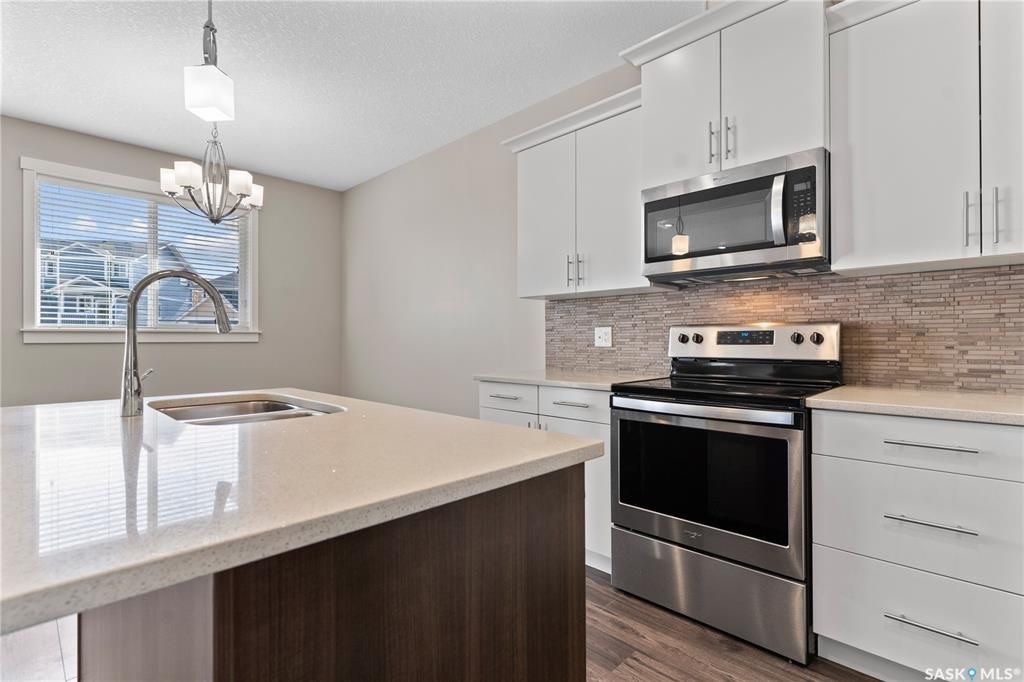 Warman临近高尔夫球场，2017年建1776尺3室3卫联排别墅出售。9ft挑高天花板，房屋保养好。一楼开放式设计，有一个壁炉，厨房带枫木带阻尼橱柜，石英石台面。二楼三间大面积房间，三个浴室和洗衣房。超大主卧带卫生间，装有多功能洗浴设备，双洗手台和步入式衣柜。地下室未装修，带大 - 12