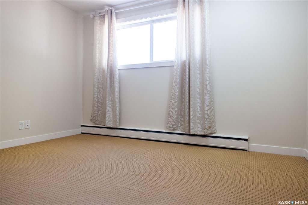 8街Superstore对面860尺2室1厅公寓出售。本地西人业主保养极佳，更新地板，厨房橱柜，大理石台面，不锈钢家电。带独立洗衣机烘干机，较新装修厨房卫浴，带地上一个停车位。挂牌价格 $149000。详情联系地产经纪Gary Gai 盖王睿 3063413677 - 9