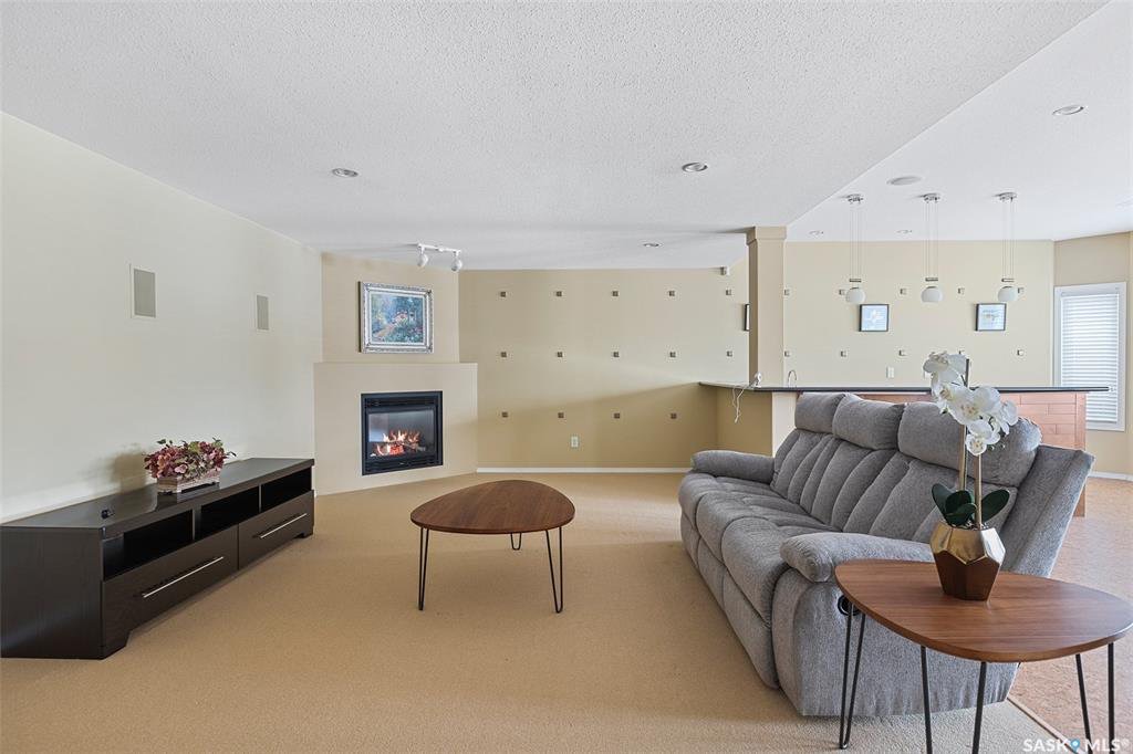 背靠小溪公园地下室步出式独立屋1522尺，位处Erindale小区最优质路段之一，前后安静，全景大窗，好采光。层高挑高。前房主为萨省当地知名西人画家，5房3卫，过8000尺大地块，窗，瓦，锅炉，热水器，地板全更新。家具可以议。有意请联系地产经纪Gary Gai - 7