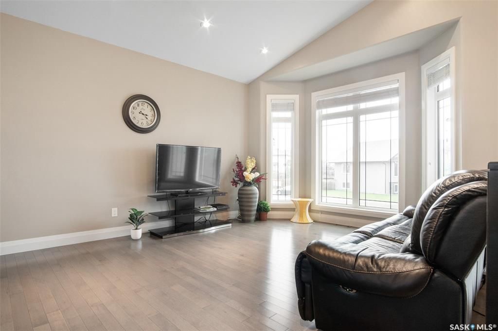 Evergreen 小区5房3卫错层独立屋出售，位于小区最优路段，安静宽敞私密，近小学，高中，公园，购物。高档装修，开放式设计，挑高尖顶，实木地板，飘窗，升级枫木厨房带不锈钢家电和角柜，全大理石台面及厨房背景砖，主卧带步入衣柜高档明卫干湿分离双洗手台洗手间，半地下室大窗户明亮如地 - 9