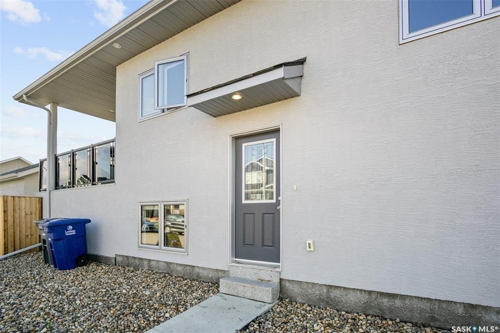 Aspen Ridge小区1165尺错层独立屋出售，本地西人业主，6房3卫，半地下室大窗带合法出租1厨1厅 2房间1卫分电表，独立出入独立洗衣烘干，独立热水器换风系统，另有1大厅或者房间用于主层住户使用，高档装修，全屋9尺，大理石台面，升级厨柜，双车库，拐角地块多停车位，带顶露台 - 26