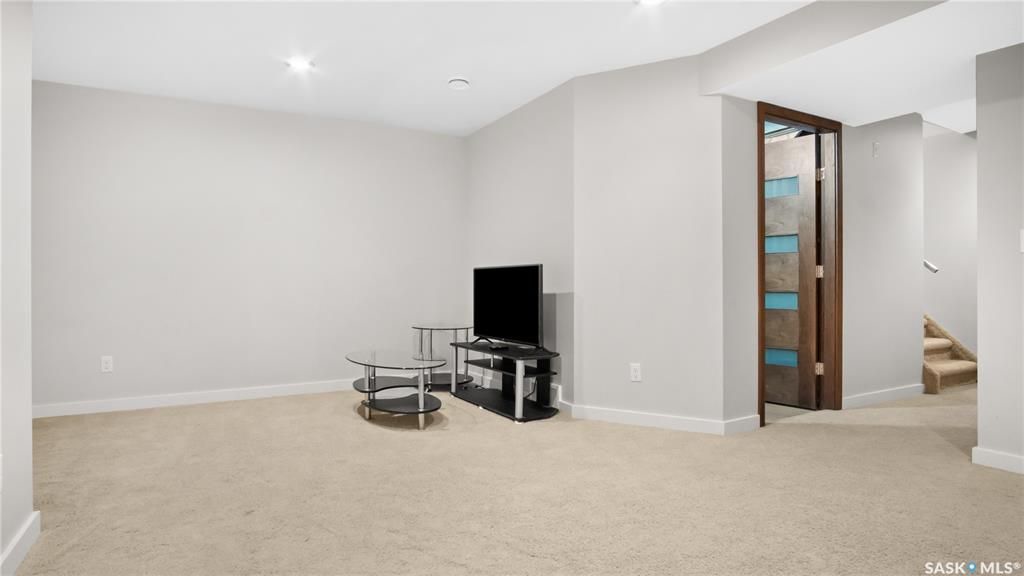 Willowgrove小区2014年建1245尺3房3卫联排别墅出售。地理位置安静私密，面朝农田美景，主卧窗户可赏北极光。房屋年代新，整体保养好。交通便利，可步行至两所小学和公园，近百年高中，近购物中心。一楼朝阳自然光充足，客厅宽敞明亮。实木地板，理石台面，现代橱柜，不锈钢家电。 - 9