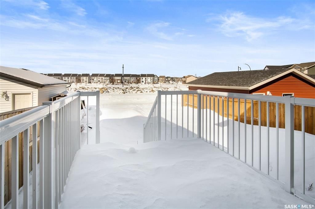 Brighton小区2017年建1401尺3房3卫独立屋出售。地下室保温完成。高档装修，9尺层高，大理石台面，不锈钢家电。二楼3个大卧室其中主卧带独立洗手间。室外有一个露台，独立小院，双车库水泥台（未完成）。另有中央空调，加湿器，换风系统。挂牌价格 $415000。详情联系地产经 - 9