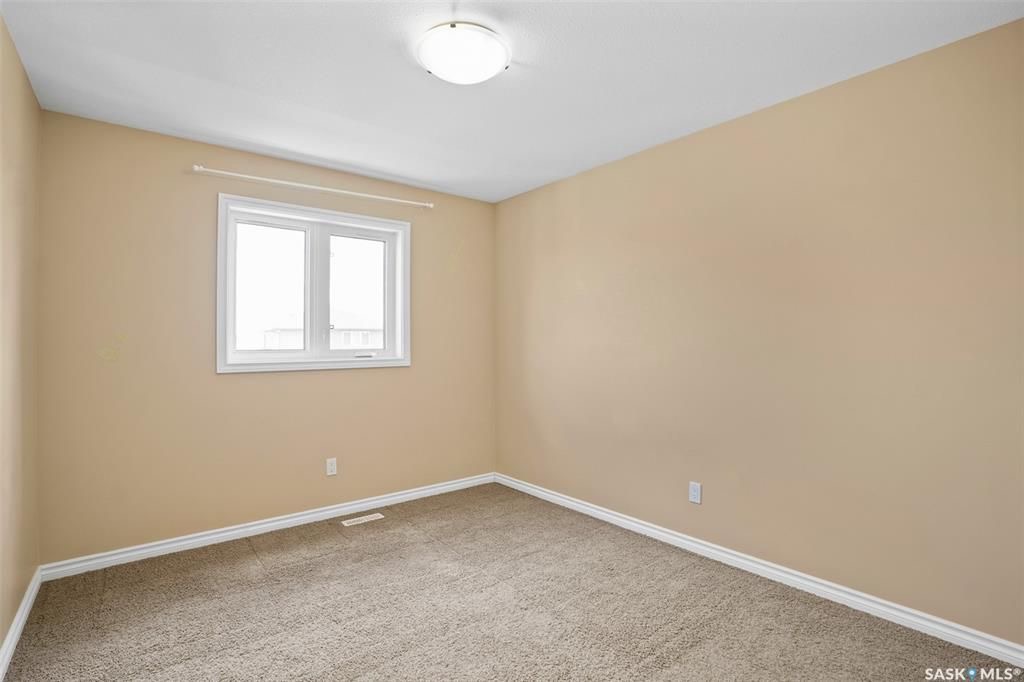 Stonebridge小区4房3卫独立屋出售。面对小学公园好景色。1464尺大空间开放式设计，枫木橱柜，不锈钢家电，收纳角柜，2 楼3个大卧室，主卧带独立洗手间。地下室完全装修有1房间1大活动厅。大后院带独立露台，双车库。另有中央空调，中央吸尘，加湿器，换风系统，垃圾粉碎机，前露 - 17