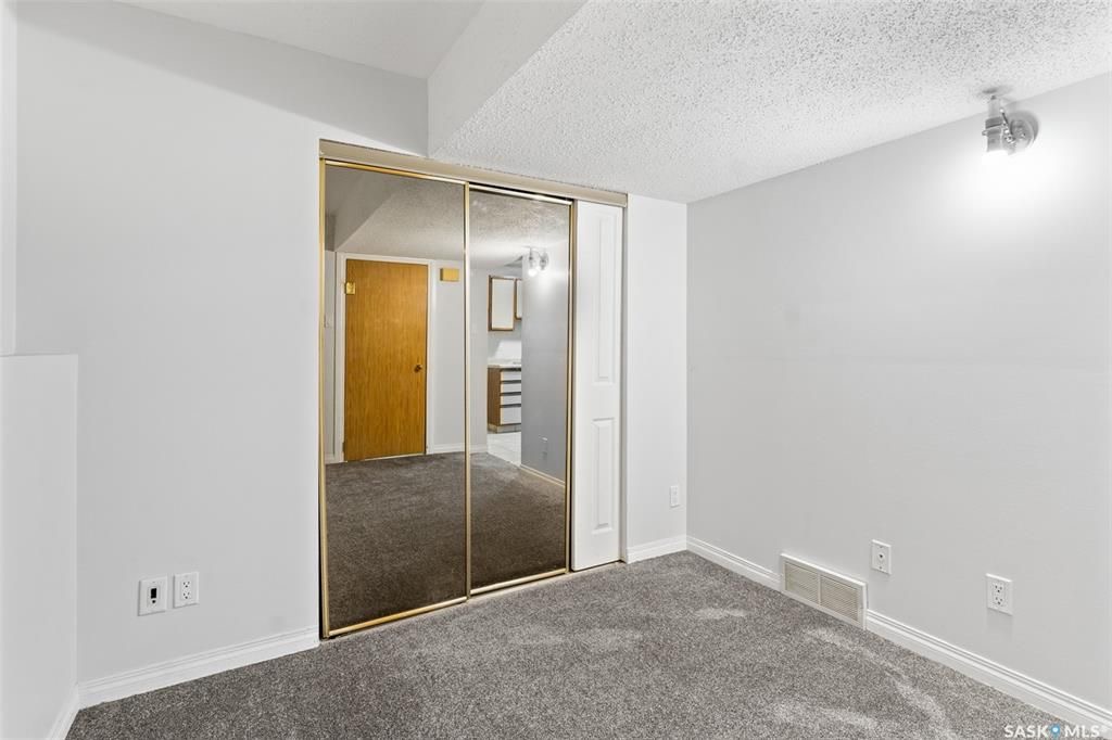 Sutherland小区4 房3卫联排出售。本地人业主，位置便利，近大学。连房子单车库外加一个室外车位。大窗户明亮，新不锈钢家电，新合成板地板和部分地毯，地下室完整装修有一房一厅一简易厨房水吧，另外带一独立露台。房屋近期更新，维护好。挂牌价格：$235000。 有意请联系地产经纪 - 22