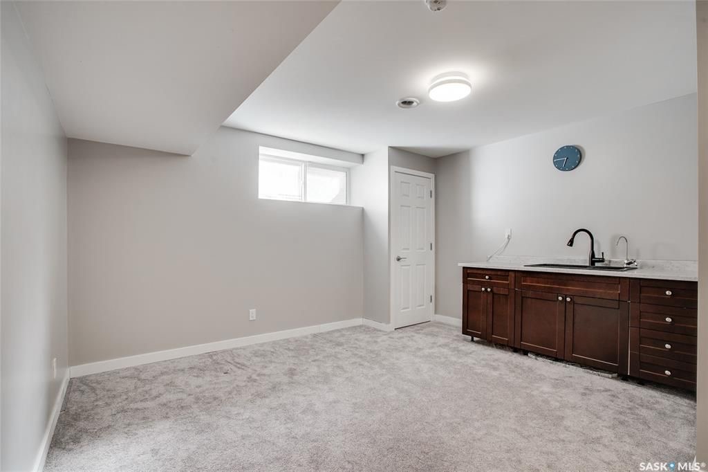 Stonebridge小区2016年新建1390尺独立屋出售。位置处于小区核心极为便利，可步行至小学和超市购物。完全装修，3房4卫（地下室带独立出入口，可以轻易隔出第四个房间如果需要） ，主卧带洗手间，状况如新。高档装修：升级地板橱柜，理石台面。后院朝南光线好。院子完工。 - 8