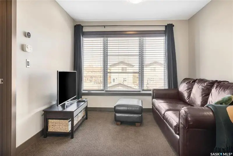 Willowgrove小区Blackrock建筑商两层4房4卫独立屋出售。位于小区安静私密钥匙扣路段，近小学，公园，购物。高档装修，三层窗户，实木地板，天然气石头装饰壁炉，枫木厨房大理石台面，升级洁具。二楼外加多功能厅。主卧带步入衣柜，豪华装修洗手间。地下室装修有一房一活动厅一卫 - 14