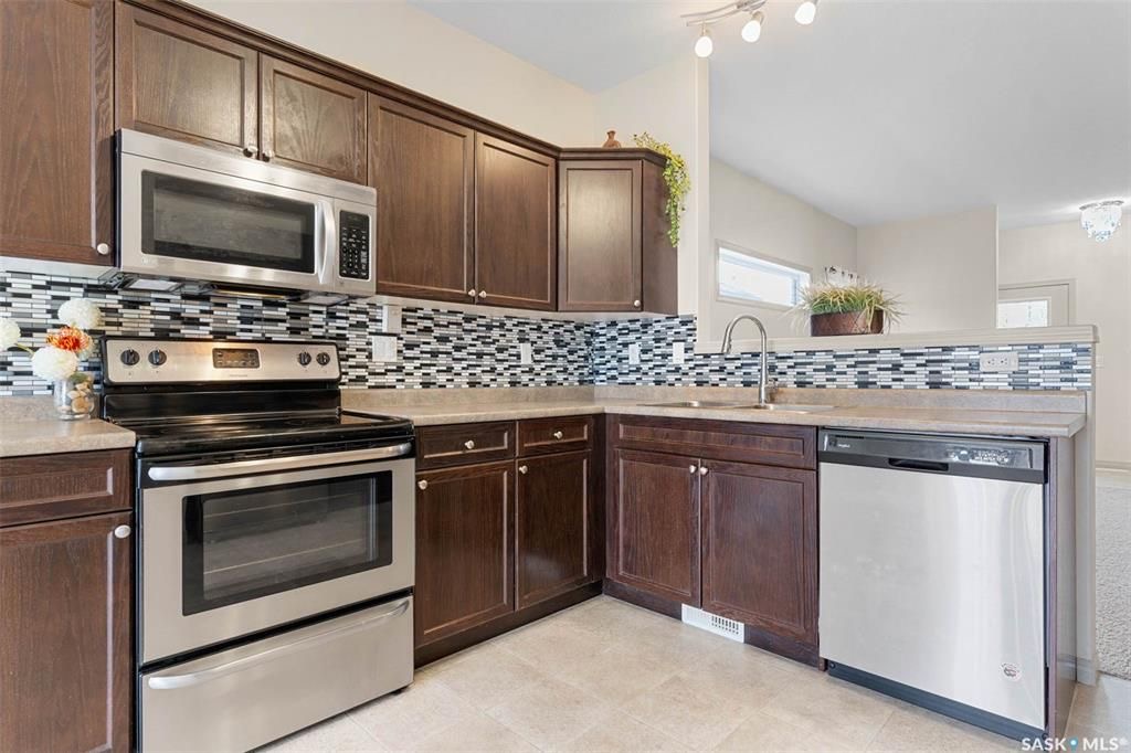 Stonebridge小区安静核心地段1144尺3房2卫平层独立屋出售。步行500米至两所小学，近公园，周边购物。2011年建一手房主保养如新。一楼调高层高，半开放设计，枫木橱柜，充足台面储物空间，2019年更换全新家电，三个大卧室主卧带独立洗手间双衣柜。私密后院有后巷，不紧靠邻 - 14