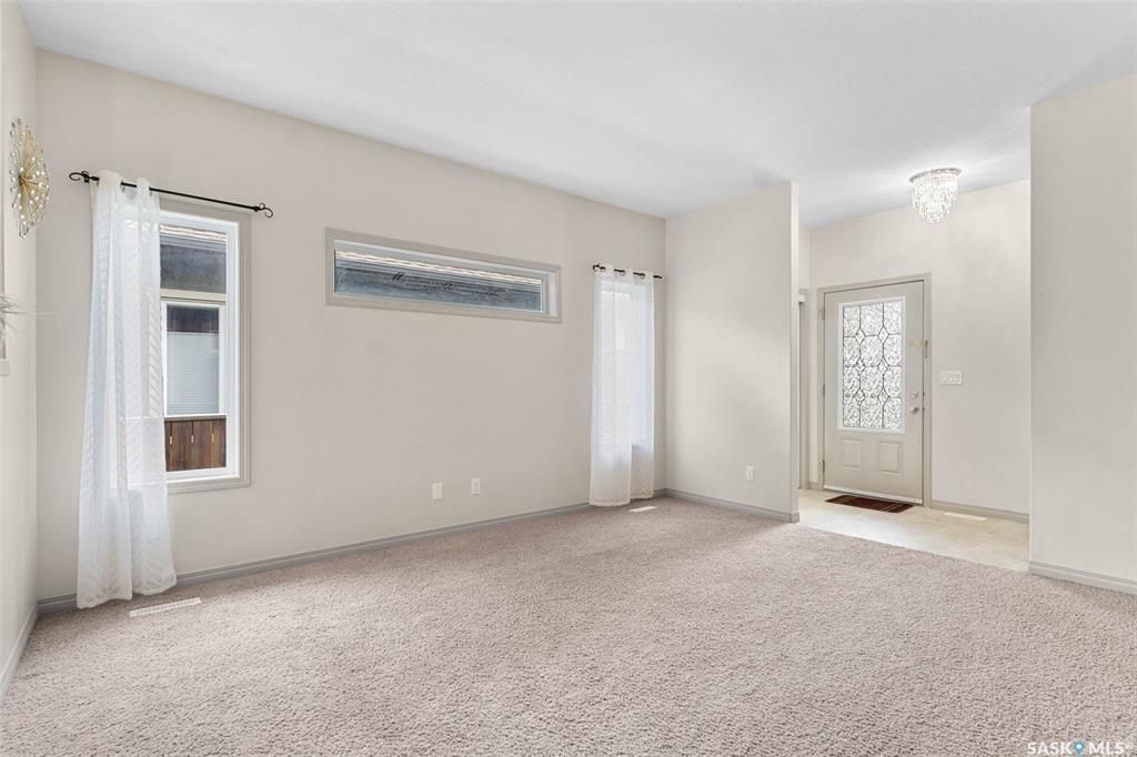 Stonebridge小区安静核心地段1144尺3房2卫平层独立屋出售。步行500米至两所小学，近公园，周边购物。2011年建一手房主保养如新。一楼调高层高，半开放设计，枫木橱柜，充足台面储物空间，2019年更换全新家电，三个大卧室主卧带独立洗手间双衣柜。私密后院有后巷，不紧靠邻 - 9