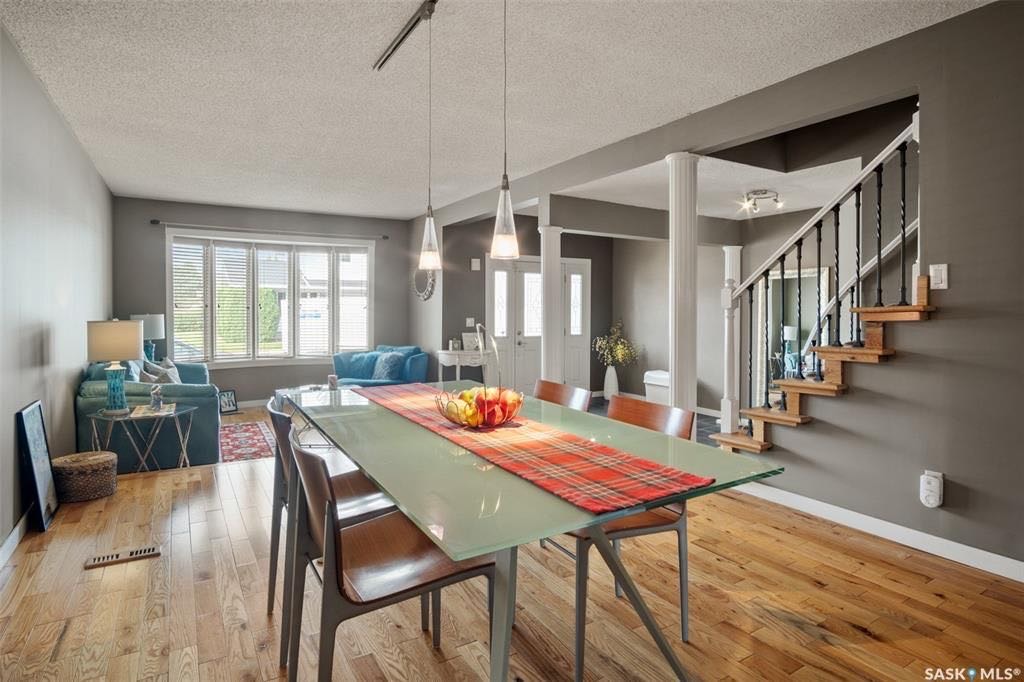 LAKEVIEW小区2390尺5室4卫双层独立屋出售。位于安静核心街区，步行百米至小学，近公园购物交通便利。高品质装修，实木地板，翻新厨房橱柜，全花岗岩台面，双客厅（前厅后厅宽敞），双餐厅（含正餐厅）。私密大后院装有阶梯式大露台。二楼四间大卧室，主卧带超大独立步入衣帽间，大浴室带 - 6