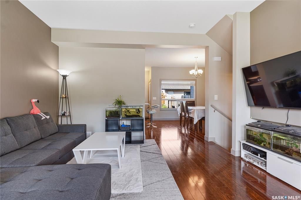 Evergreen小区核心路段2014年建1314尺3房3卫联排别墅出售。房屋状况如新，可步行至小学和公园，近高中近购物。一楼客厅宽敞明亮，9英尺层高，高级复合板地板，全花岗岩台面，枫木橱柜带阻泥，厨房不锈钢家电齐全。二楼3个大卧室，洗衣房，超大主卧带完整洗手间和步入式衣柜。地下 - 7