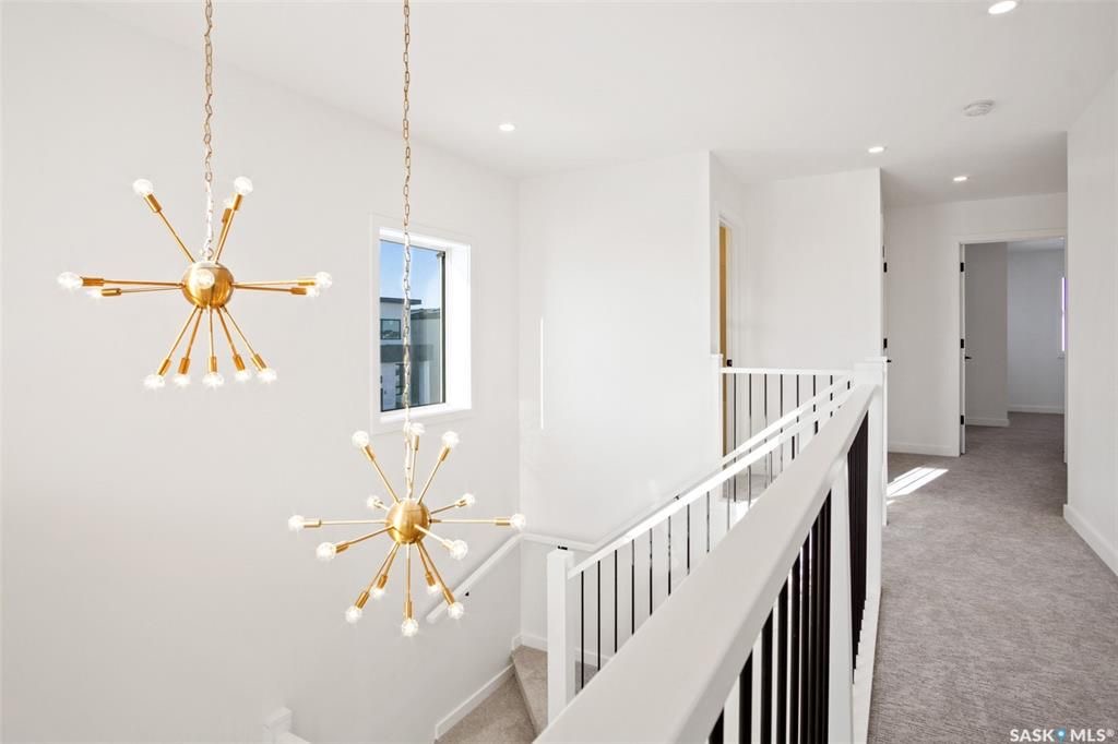 Aspen Ridge小区2021年建全新近2000尺3室3卫带一个多功能厅bonus room双层独立屋出售。全屋高品质装修。步行可达湿地公园。三层楼全部挑高9英尺，一楼加大尺寸欧式窗户，高级复合地板，开放式厨房，石英石台面，高档橱柜，黑色背板，巨大的中岛和附加的储物空间。宽敞 - 8