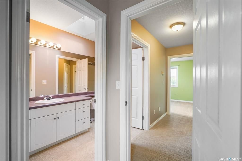 Briarwood小区私密联排出售3房3卫，安静边户多窗户采光好，安静私密绿地，背面没有邻居。二楼三个大尺寸房间，地下室装修有1超大多功能厅外加洗手间，保养如新，实木地板，升级橱柜，天然气壁炉，天窗，中央冷气等。挂牌价格 $285000。详情联系地产经纪Gary Gai 盖王睿  - 17