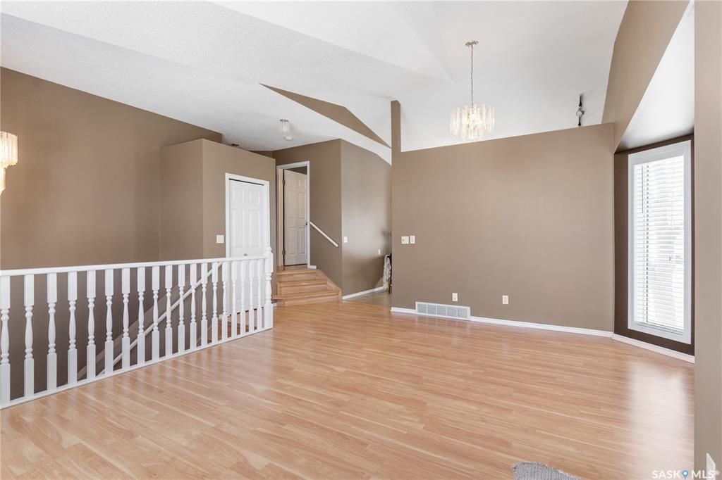 Wildwood小区错层边户联排出售。3房2卫连房子单车库外加室外双停车位，后院露台。主层挑高天花板，合成板地板，半地下室大窗户，近期更换高校锅炉和热水器。房屋保养优，采光好，近公园，学校，购物。挂牌价格 $305,000。详情联系地产经纪Gary Gai 盖王睿 3063413 - 9