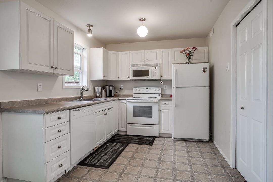 Lakewood小区3房2卫联排出租，2003年建，地下室完整装修有一大厅。边户，带私密独立露台。外带地上室外双车位。房屋状况新保养好。租金$1400/月包水，除雪除草。可含少量家具。一年起租约。不抽烟不养宠物。希望租客守法守信干净整洁。 - 4