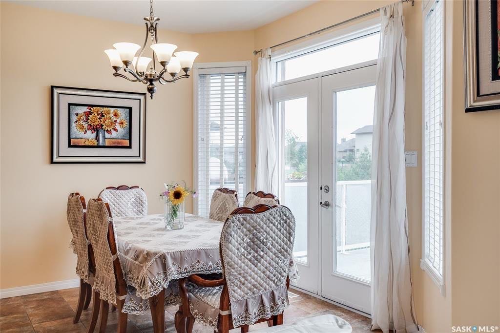 Willowgrove小区背靠公园地下室步出式独立屋1600尺（不含地下面积），前后安静，全景大窗，全天好采光。层高挑高。5房4卫外加1书房，大地块。大露台私密院子保养佳。挂牌价格：$609000。详情请联系地产经纪Gary Gai 盖王睿 3063413677 - 8