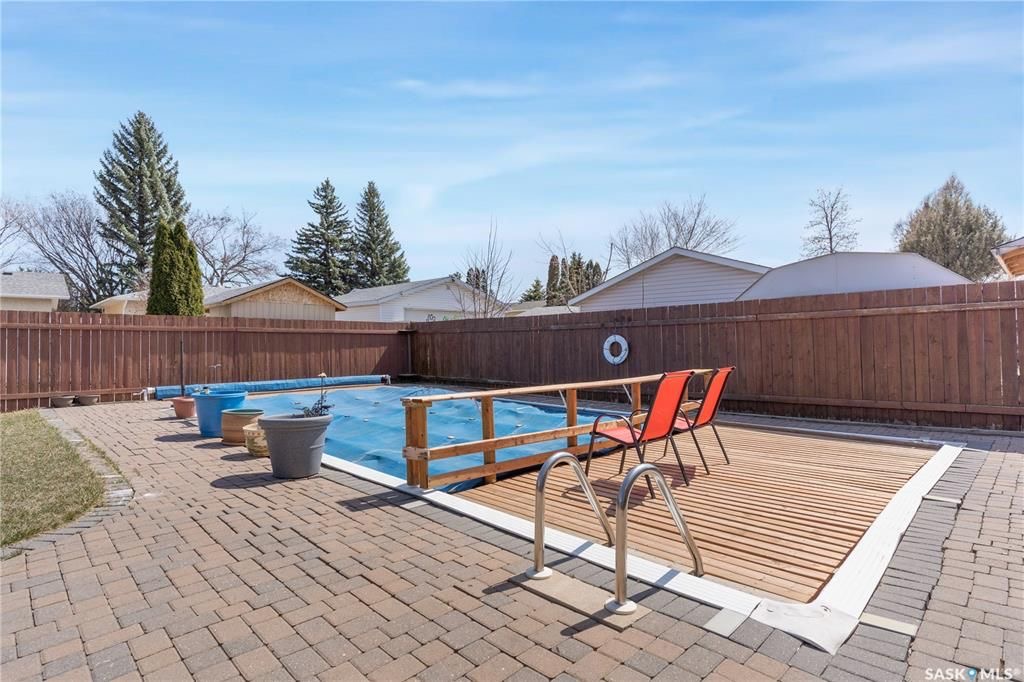 West College Park小区1797尺独立屋出售。位置位于小区核心安静街道，可步行到达双语小学，高中，8街购物等。5 房4卫3个大厅，地下室完全装修，主卧带独立洗手间，连房子双车库外加4车道。房屋门窗，地板，车库，厨房，外墙，室内墙面，瓦片，锅炉热水器大部分更新。后院宽 - 24