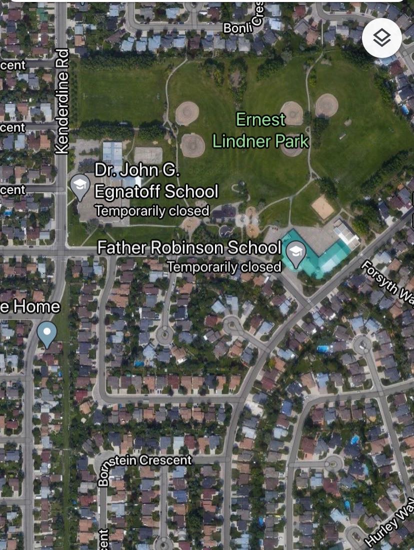 近1万尺超大地块，Erindale小区最佳路段，安静私密。前样板间，2123尺两层独立屋出售。4房4卫。功能性极好格局，双客厅，双餐厅（含正餐厅）。9-10尺层高。主卧洗手间带按摩浴缸。地下室完整装修有一厅一房一洗手间。可步行至小学，公园等。挂牌价格：$499000。 - 9