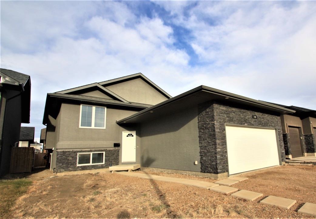 Stonebridge 小区1129尺错层独立屋含2室一厅合法出租地下室出售，实木地板装修，大理石台面，地下室有额外活动空间用于楼上房主使用，外加地下室合法出租套间，独立出入，分开两点表等设备。房子状况如新。挂牌价格：$435000。详情请联系地产经纪Gary Gai 盖王睿 3 - 3