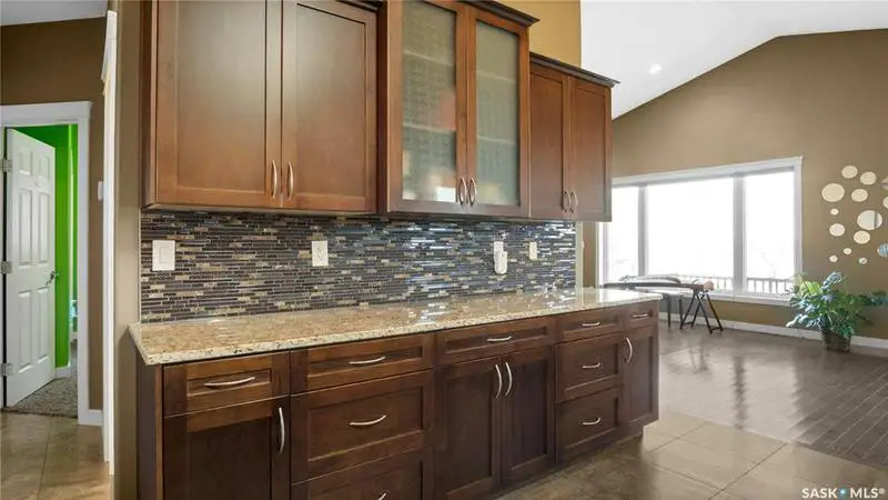 Willowgrove小区1676尺5房3卫错层独立屋出售，绝佳路段背靠农地美景，私密无遮挡视野，可赏极光。开放式设计，挑高尖顶，额外采光天窗，实木地板，大理石台面，主卧带步入衣柜独立洗手间带按摩浴缸，半地下室大窗户9尺层高，2房1超大活动厅。双车库带保温，大后院双层大露台。房屋 - 11