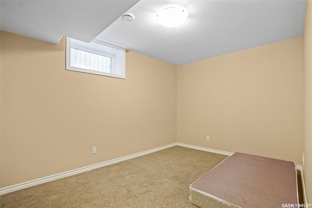 Stonebridge小区4房3卫独立屋出售。面对小学公园好景色。1464尺大空间开放式设计，枫木橱柜，不锈钢家电，收纳角柜，2 楼3个大卧室，主卧带独立洗手间。地下室完全装修有1房间1大活动厅。大后院带独立露台，双车库。另有中央空调，中央吸尘，加湿器，换风系统，垃圾粉碎机，前露 - 20