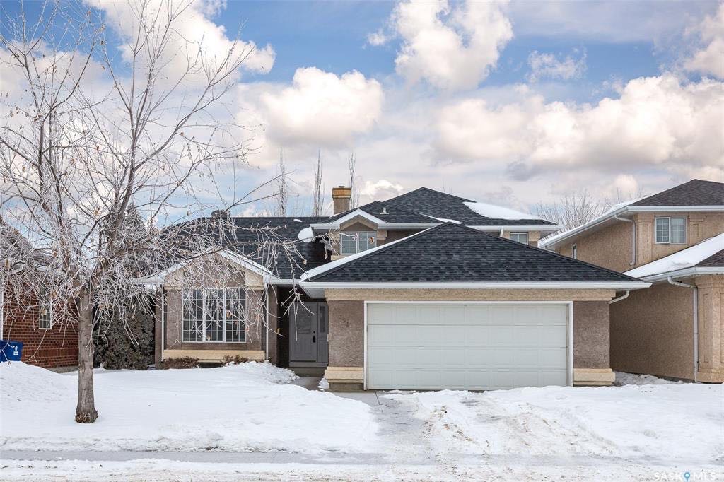 Lakeridge小区 步行200米到两所优质小学，1973尺 5房3卫独立屋出售，错层结构，良好保养，橡木橱柜，新漆墙面，大窗户多面朝阳采光，连房子双车库，安静路段，大地块，开价：$439000。有意请联系地产经纪Gary Gai 3063413677 微信：gary3677 - 3