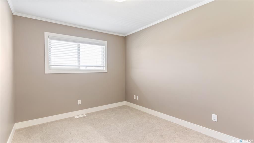 Willowgrove小区3房3卫，连体车库外加双车位，独立后院，联排出售。本地知名建商Riverbend，房屋保养如新。一楼9尺层高，高级复合地板，大理石台面，不锈钢家电。二楼3房2卫。主卧带独立洗手间和步入衣柜。地下室带2个窗户，未装修。后院另有独立带顶露台。位置步行至小学， - 13