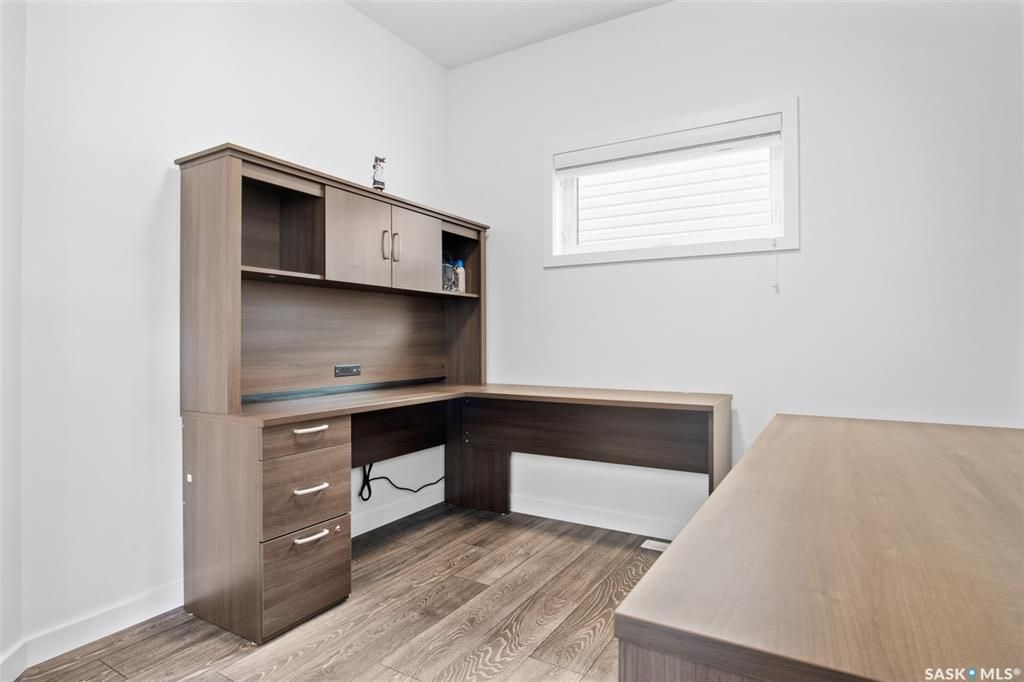 Brighton小区2019年建近2000尺4房4卫独立屋出售！院子私密不靠邻居，步行至公园，购物，及未来规划小学。1 楼9尺层高，带独立书房，开放式设计客厅带壁炉，厨房大理石台面，背景砖，高级不锈钢家电，带独立角柜。大窗户好朝向好彩光。二楼3个大卧室外加超大多功能厅，大主卧带步 - 17