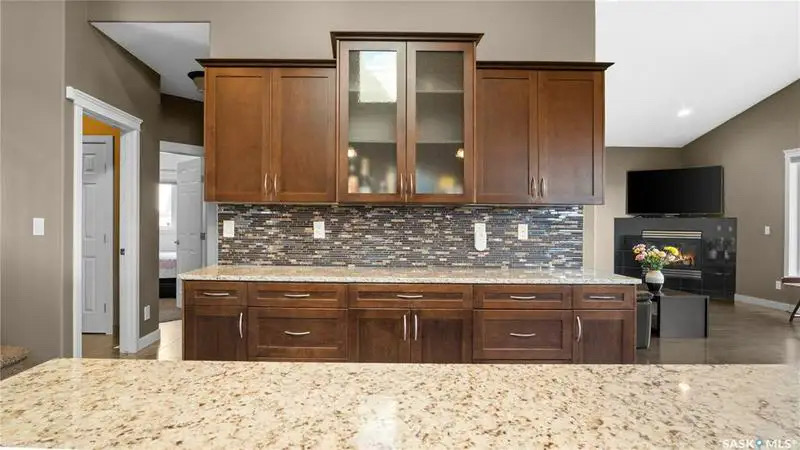 Willowgrove小区1676尺5房3卫错层独立屋出售，绝佳路段背靠农地美景，私密无遮挡视野，可赏极光。开放式设计，挑高尖顶，额外采光天窗，实木地板，大理石台面，主卧带步入衣柜独立洗手间带按摩浴缸，半地下室大窗户9尺层高，2房1超大活动厅。双车库带保温，大后院双层大露台。房屋 - 10