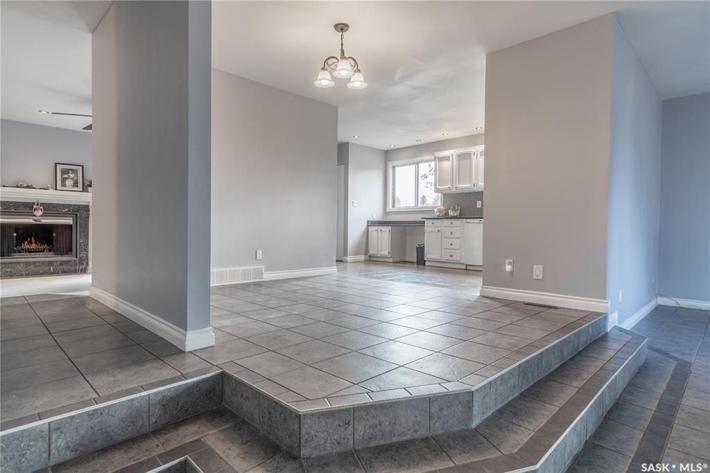 FOREST GROVE小区11472尺5室3卫独立屋出售。位于安静街区，近公园，步行到两所学校（百年高中，St joseph），周边生活设施齐全，交通便利。双客厅和餐厅宽敞明亮，瓷砖地板。厨房新装台面，近期翻新橱柜。客厅嵌入式大窗自然光充足，带一个壁炉。主卧带洗手间间。地下室装 - 6