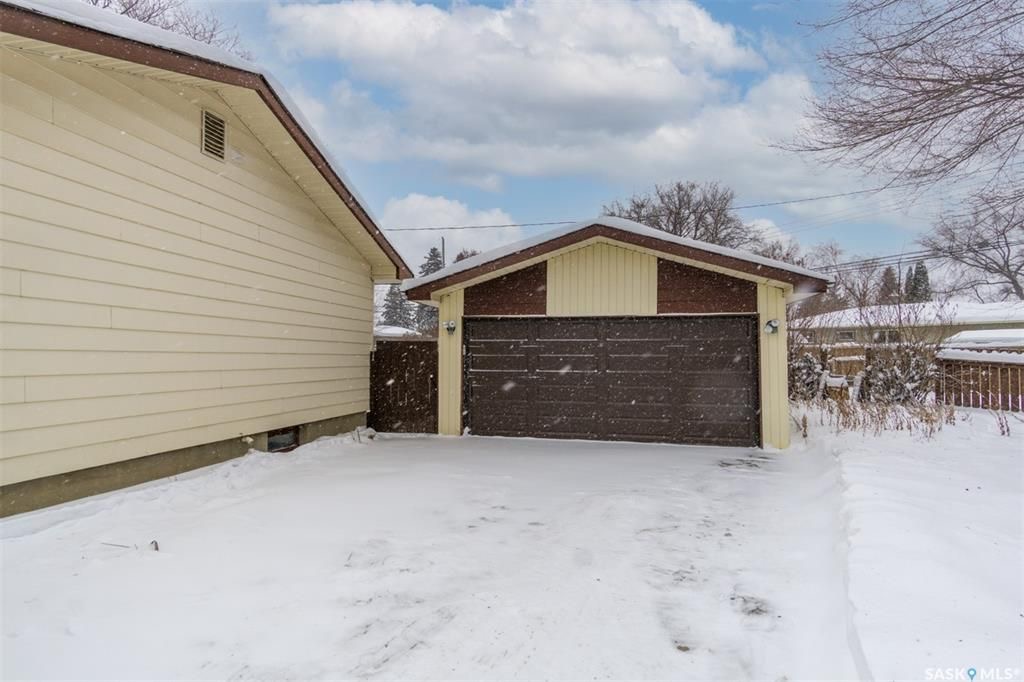 5房3卫1452尺独立屋位于Greystone Heights小区好地段步行至小学,8街购物。超大扇形地块近万尺。全新刷漆，配有实木地板，升级枫木厨房，翻修洗手间，部分新换复合地板，锅炉瓦片2014年换，二楼有独立超大卧室附带洗手间，地下室装有一房一厅一卫。双车库外加超大车 - 9