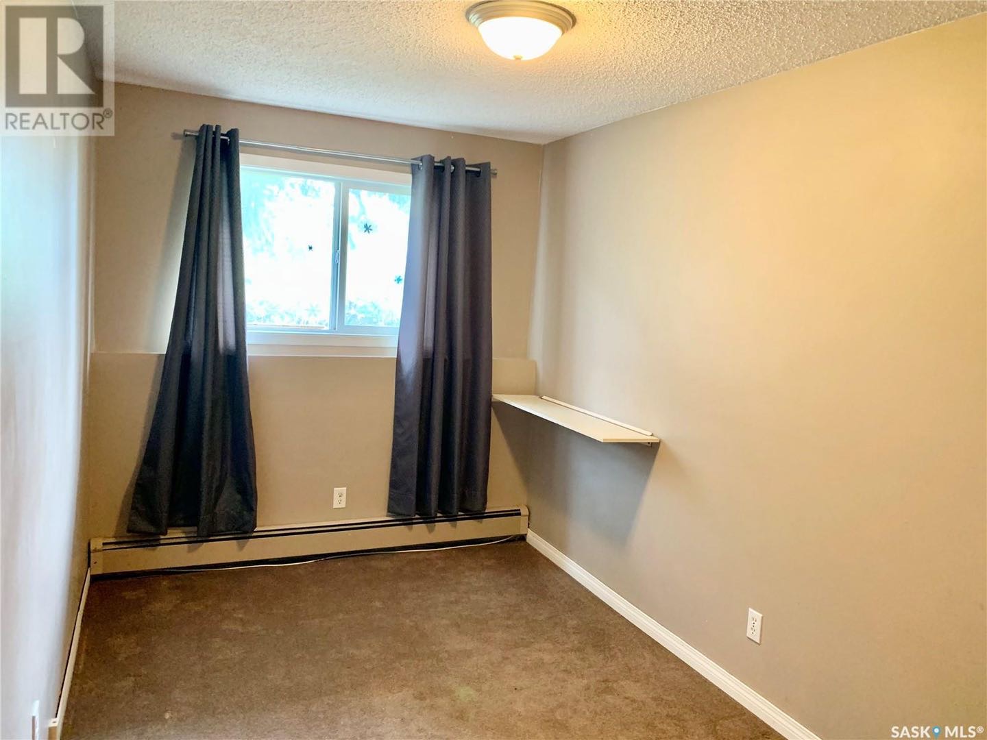 Wildwood小区850尺2室1卫公寓出售。靠近8街，背靠绿地和高尔夫球场，景色优美，环境安静。近公园，等其他生活设施，公交线路发达，交通非常便利。一层公寓，含阳台，一个地上车位，独立洗衣烘干机。屋内有壁炉，厨房设备齐全。挂牌价格：$119，000。有意请联系地产经纪Gary - 9