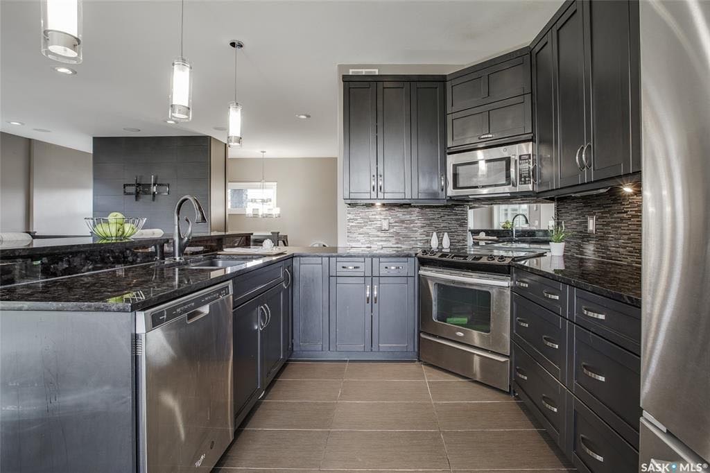 Evergreen小区核心安静路段 近1600尺4房3卫错层独立屋出售，背靠私密绿地步道，风景好，地下室可以独立步出。房屋年代新保养佳。超大多窗户，大尺寸房间，实木地板，厨房大理石台面，挑高层高，双向壁炉。开价：$635000。有意请联系地产经纪Gary Gai - 8