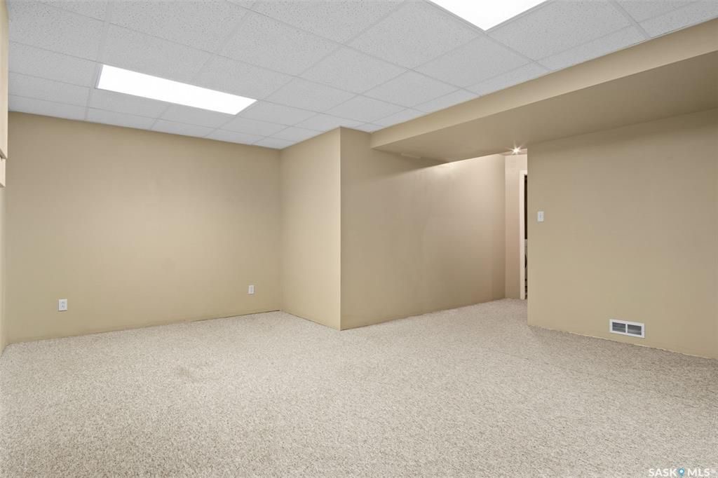 Erindale小区核心地段3室联排出售。1230尺，安静边户，多窗户，采光极好。步行百米至两所高中（百年高中，St Joseph），两所小学(Dr. John G. Egnatoff School and Catholic Father Robinson school)，附近商 - 19