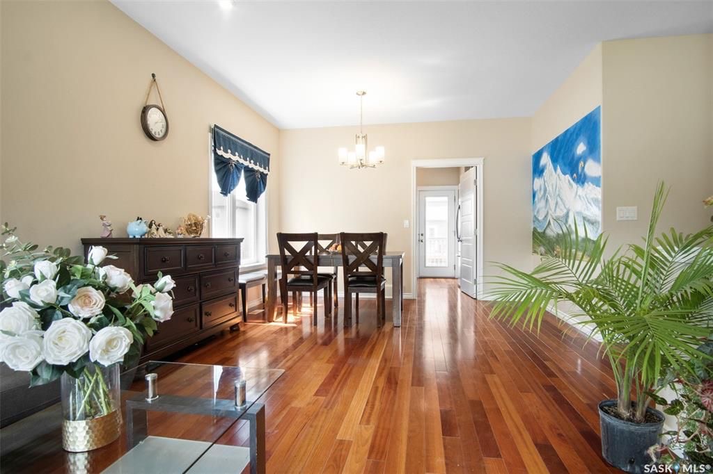 Stonebridge小区4房3卫错层独立屋出售。步行百米两所小学，购物，公园等一切设施。North Ridge建商，9尺层高，实木地板，升级封闭厨房（额外加多橱柜及台面，不锈钢家电）。多窗户采光好。主卧带独立洗手间和步入式衣柜。地下室9尺层高，超大窗户，明亮如地面，合成板地板， - 13