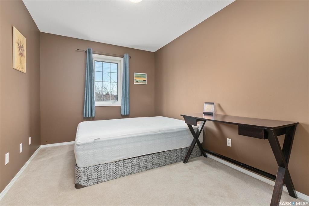 Erindale小区核心地段3室联排出售。本地人业主。步行百米至两所高中（百年高中，St Joseph），两所小学(Dr. John G. Egnatoff School and Catholic Father Robinson school)，附近商圈。房屋保养极佳，朝南大窗户 - 12