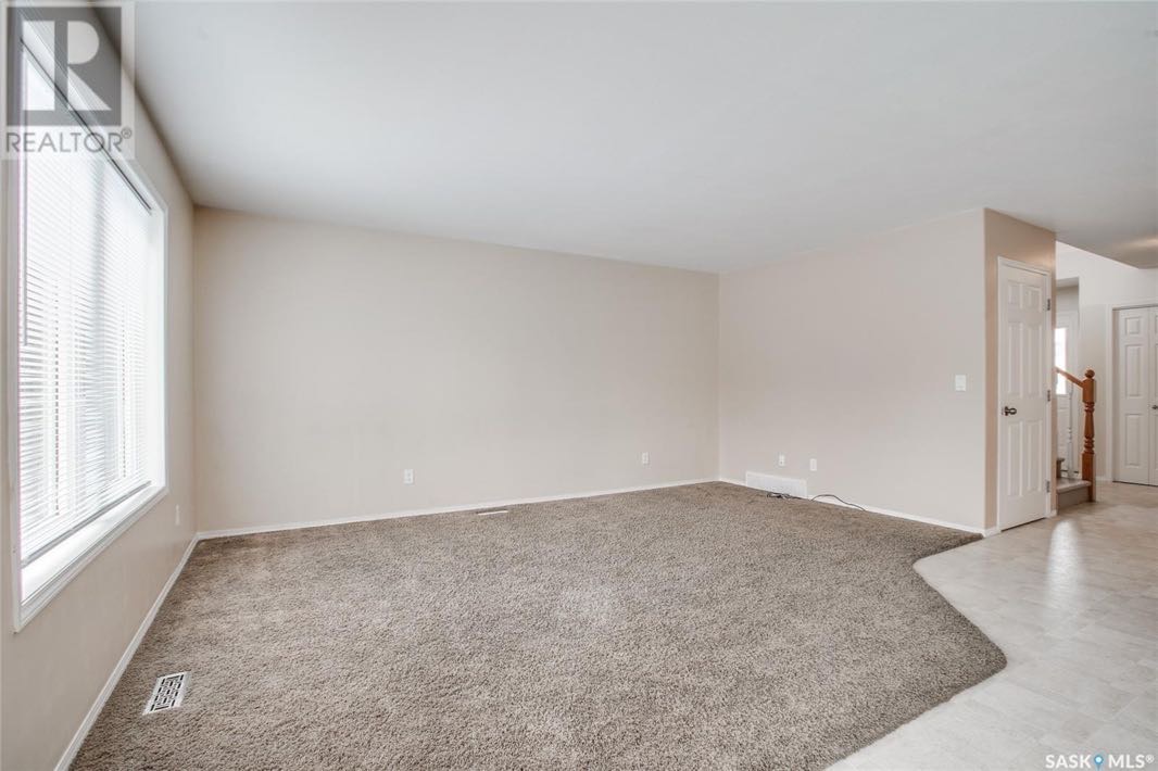 Arbor Ceek小区2001年建 1677尺 3房4卫独立屋出售，近公园，附近购物，高中。一楼开放式厨房餐厅客厅；二楼3房两卫，主卧带洗手间，地下室装修有一大厅一卫；双车库，设备：新风系统。 新换瓦片。挂牌价格：$449900。详情联系地产经纪Gary Gai - 6