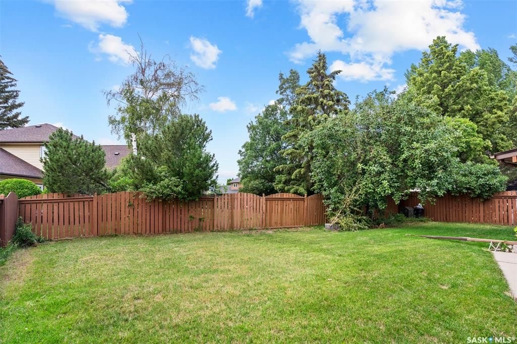 Lakeview小区步行至两所小学公园核心安静地段独立屋出售。4错层好采光，橡木橱柜，主卧带独立洗手间，第三层有超大家庭厅带经典吧台和独立出入门，洗手间有按摩浴缸。第四层装修有一个活动厅可作为第四个房间使用。大占地大院子，露台带顶棚。另有地下喷淋和全新换瓦片，部分更新新pvc窗户 - 22