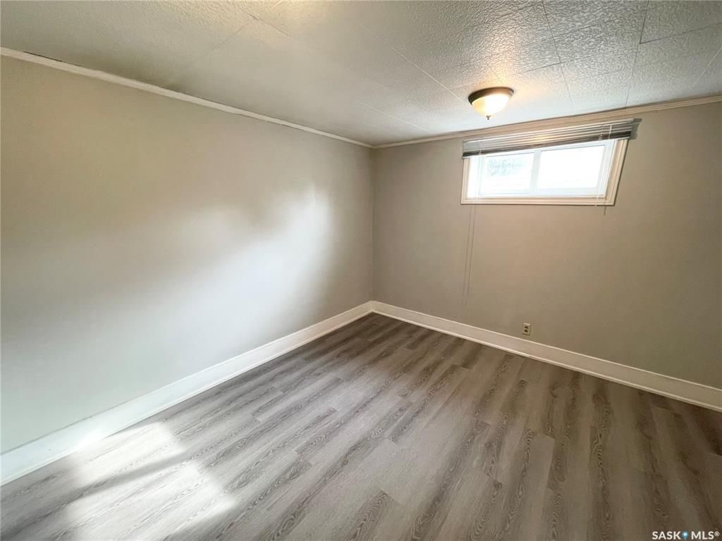 核心路段5房2卫大地双车库独立屋出售。步行百米至8街Greystone小学公园，8街Superstore购物。房屋近期升级有：PVC 窗户，合成木地板，橱柜，洗手间，热水器，屋顶瓦片。 地下室有独立出入，大窗户2房1厅1卫。水吧台带mini炉灶。可自住或投资出租。挂牌价格：$35 - 22