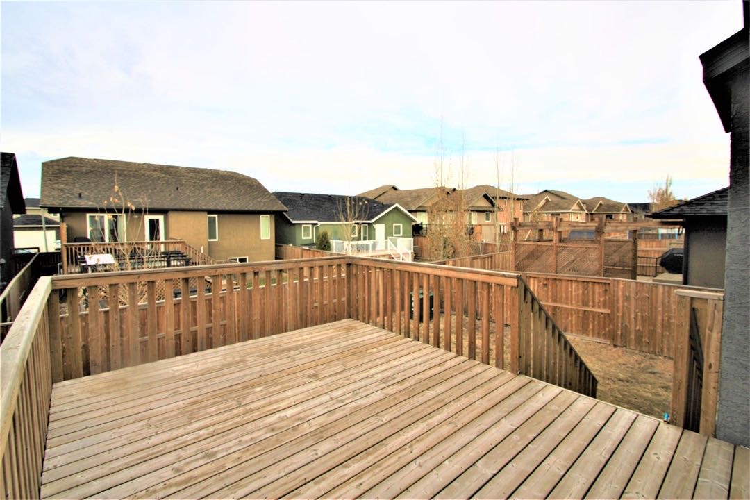 Stonebridge 小区1129尺错层独立屋含2室一厅合法出租地下室出售，实木地板装修，大理石台面，地下室有额外活动空间用于楼上房主使用，外加地下室合法出租套间，独立出入，分开两点表等设备。房子状况如新。挂牌价格：$435000。详情请联系地产经纪Gary Gai 盖王睿 3 - 9