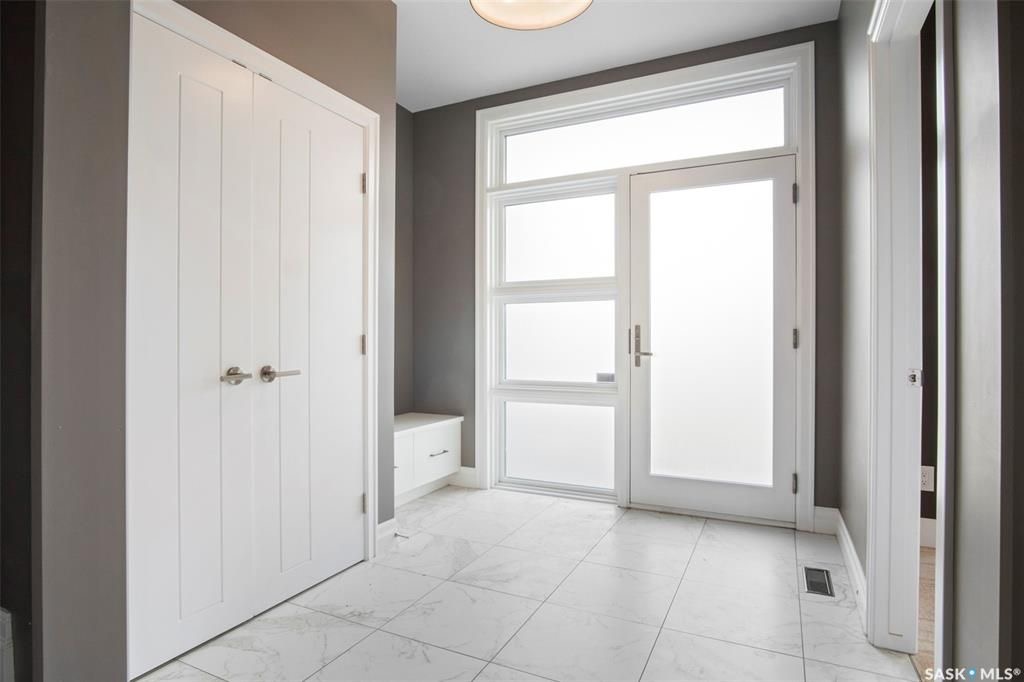 Rosewood小区2419尺现代风格2层独立屋出售。本地人业主，背靠公园绿地。3房3卫+1书房。顶级豪华装修：双向壁炉，软木地板，核桃木橱柜，大理石台面，全屋自动控制系统，主卧带5片豪华洗手间，二楼外加655尺超大阳台。位于小区最佳街区之一。挂牌价格：$829900。 有意请联 - 9