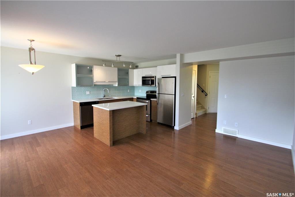 Stonebridge 小区2012年建，接近1245尺3房2卫联排出售，步行百米至Stonebridge小学，公园，附近购物，开发式设计多窗户好彩光餐厅客厅，二楼3个大房间，地下室未装修。连房子单车库外加一个地上车位。房屋保养好。挂牌价格：$264900。详情请联系Royal - 5