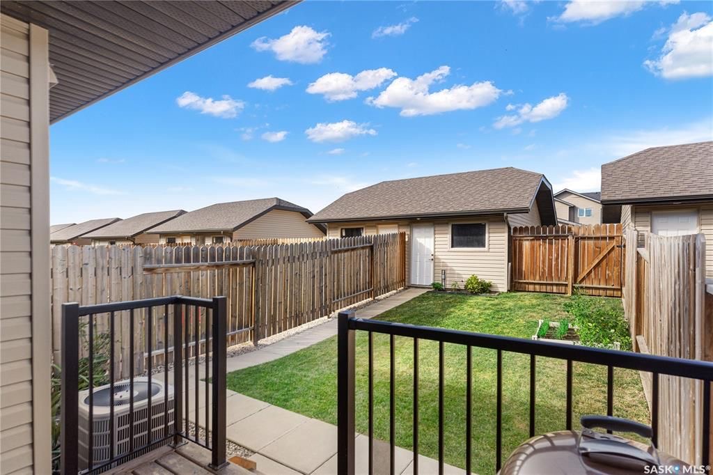 Evergreen小区核心路段2014年建1314尺3房3卫联排别墅出售。房屋状况如新，可步行至小学和公园，近高中近购物。一楼客厅宽敞明亮，9英尺层高，高级复合板地板，全花岗岩台面，枫木橱柜带阻泥，厨房不锈钢家电齐全。二楼3个大卧室，洗衣房，超大主卧带完整洗手间和步入式衣柜。地下 - 20