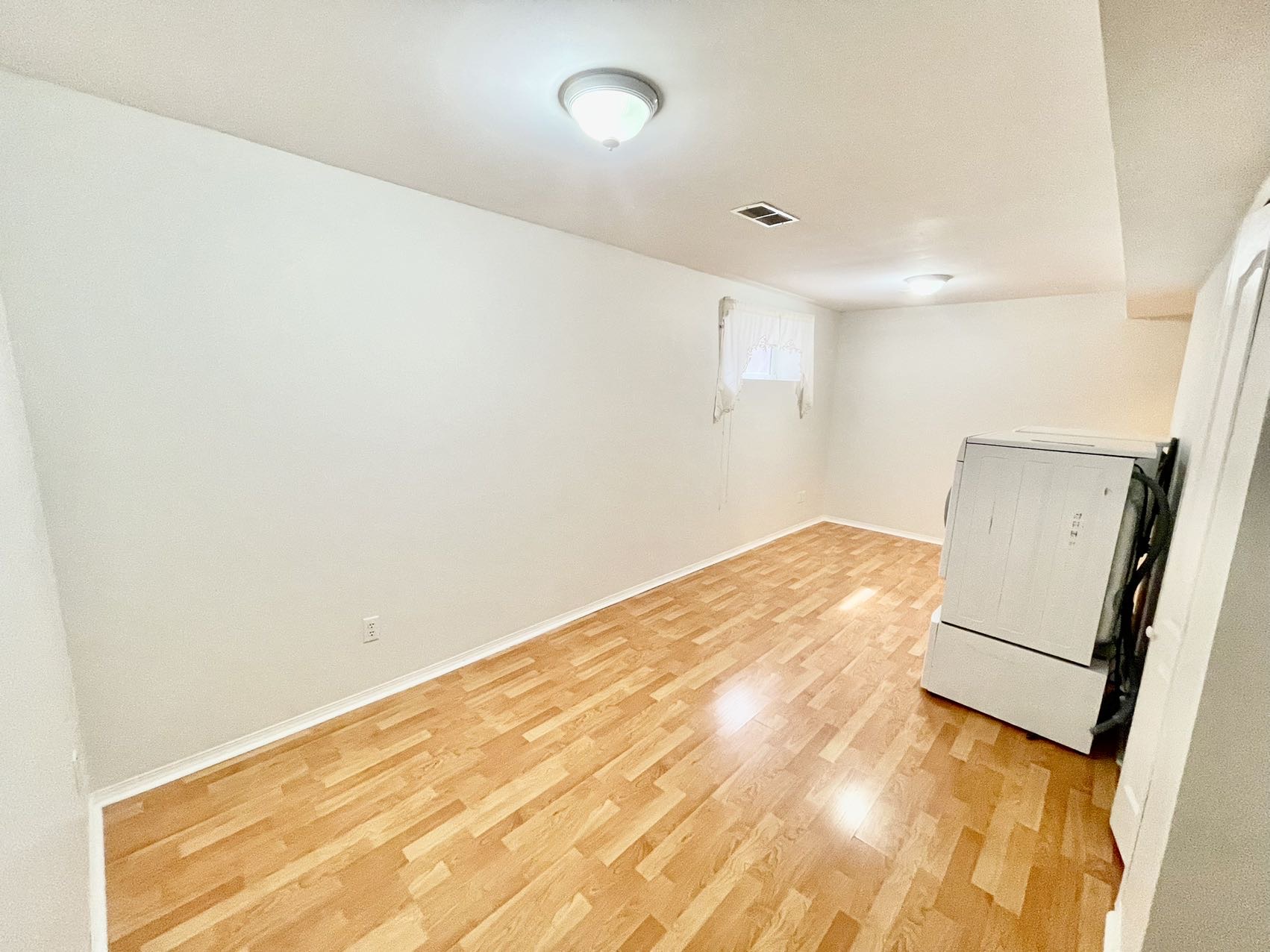 Willowgrove小区4房3卫两层独立屋出售1152尺，2007年建，本地业主，双车库带独立院子和大露台。合成板地板，枫木橱柜，带岛台和角柜，宽敞明亮客厅。2楼3房一洗手间，主卧带步入衣柜和水池梳妆台，地下室完整装修有一房一厅一卫。位置便利步行至小学，公园，超市购物。自住投资 - 19